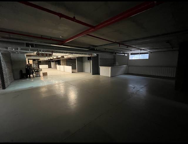 2,129M² BUSINESS TO LET IN WOODSTOCK